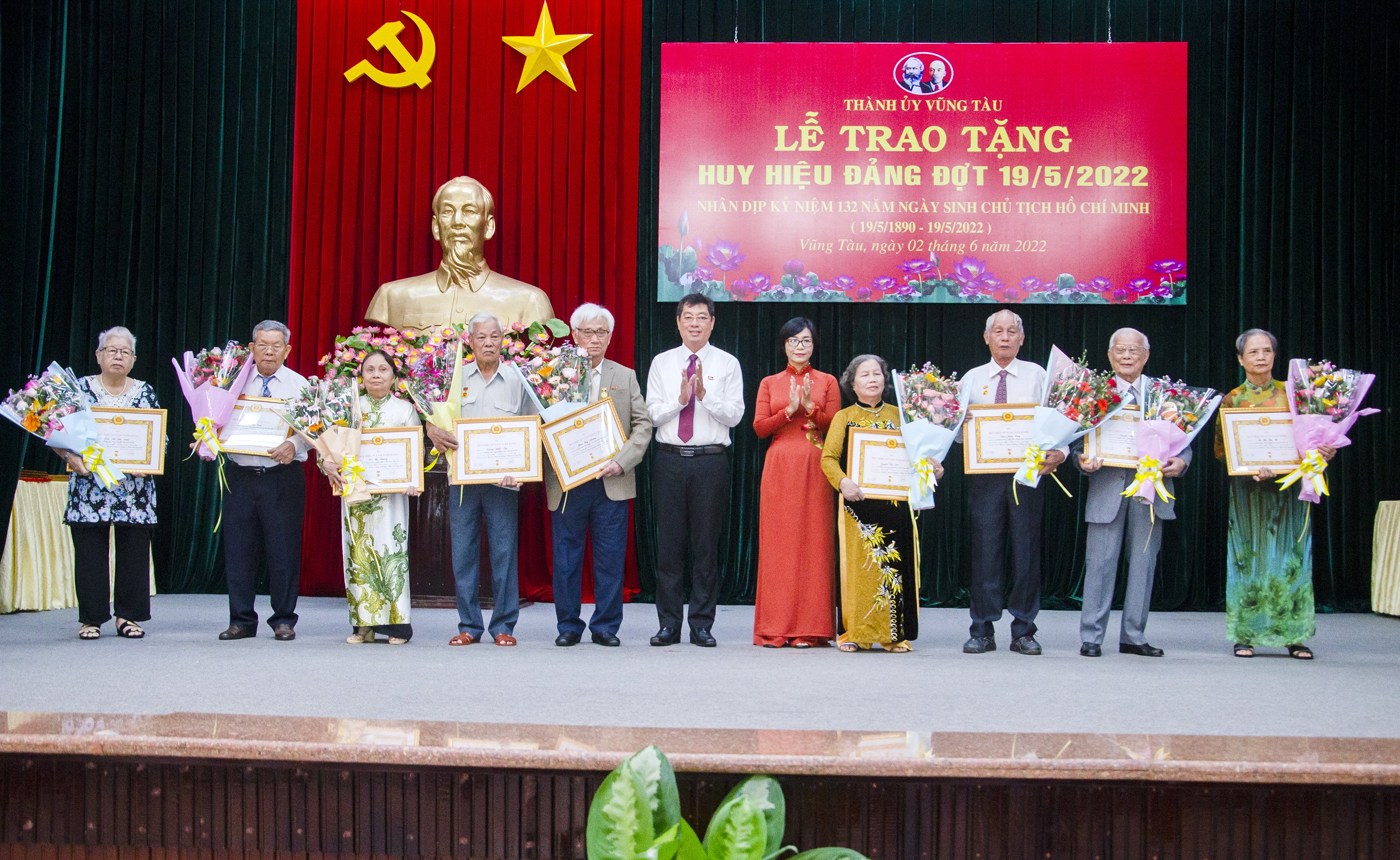 Lãnh đạo Thành ủy Vũng Tàu trao Huy hiệu 55 năm tuổi Đảng và tặng hoa chúc mừng các đảng viên.