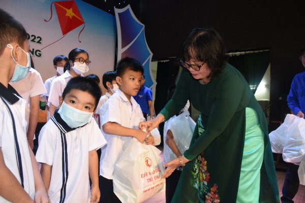 Bà Nguyễn Vân Anh, Phó Giám đốc Sở LĐ-TB-XH trao quà cho các em thiếu nhi tại lễ khai mạc.