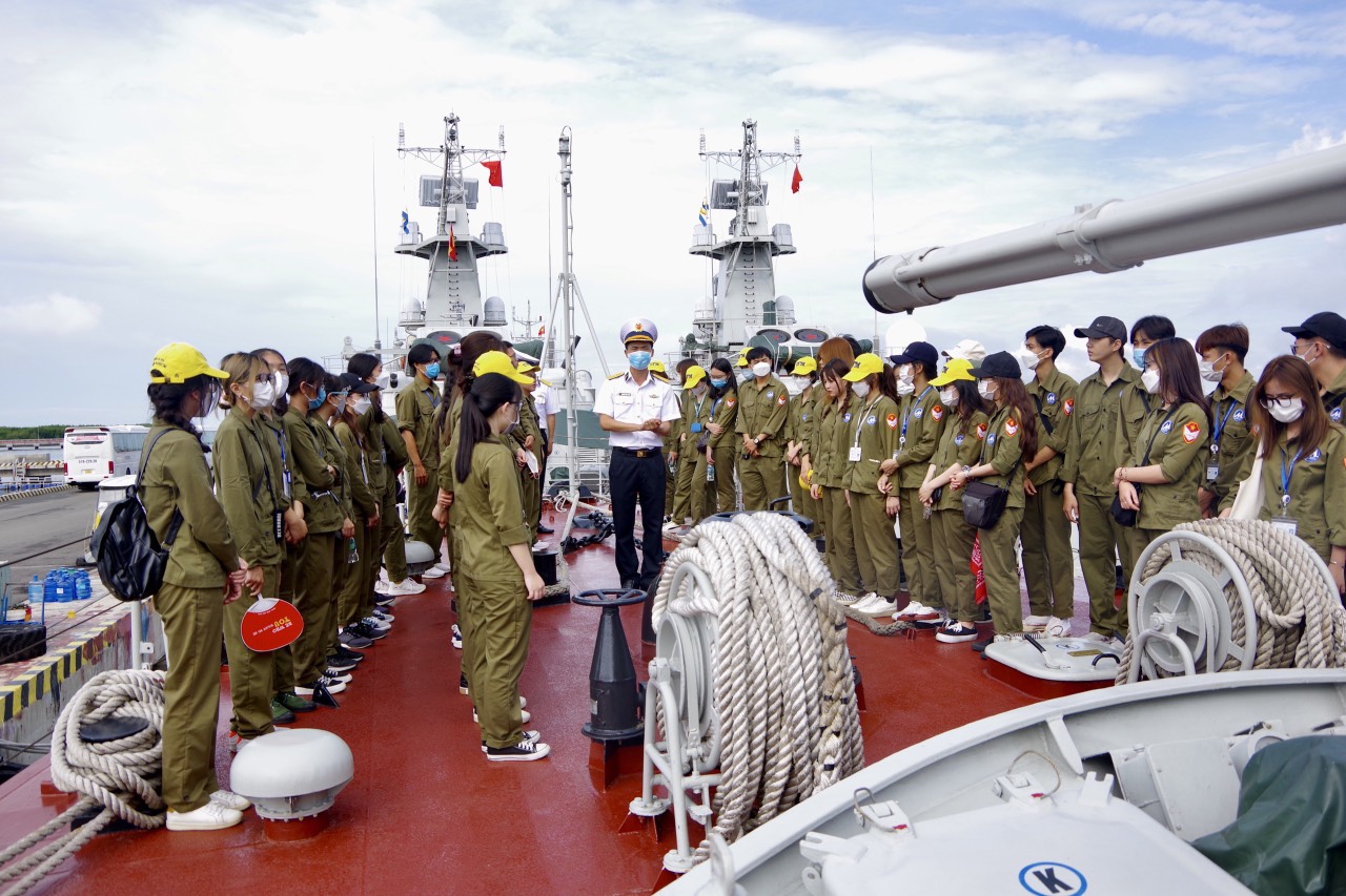Sinh viên Trường Đại học Tài chính - Marketing TP. Hồ Chí Minh tham quan tàu của Lữ đoàn 167.