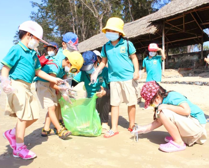 Học sinh Trường MN Xanh Tuệ Đức nhặt rác, làm sạch môi trường ở bãi biển Thủy Tiên (TP. Vũng Tàu).