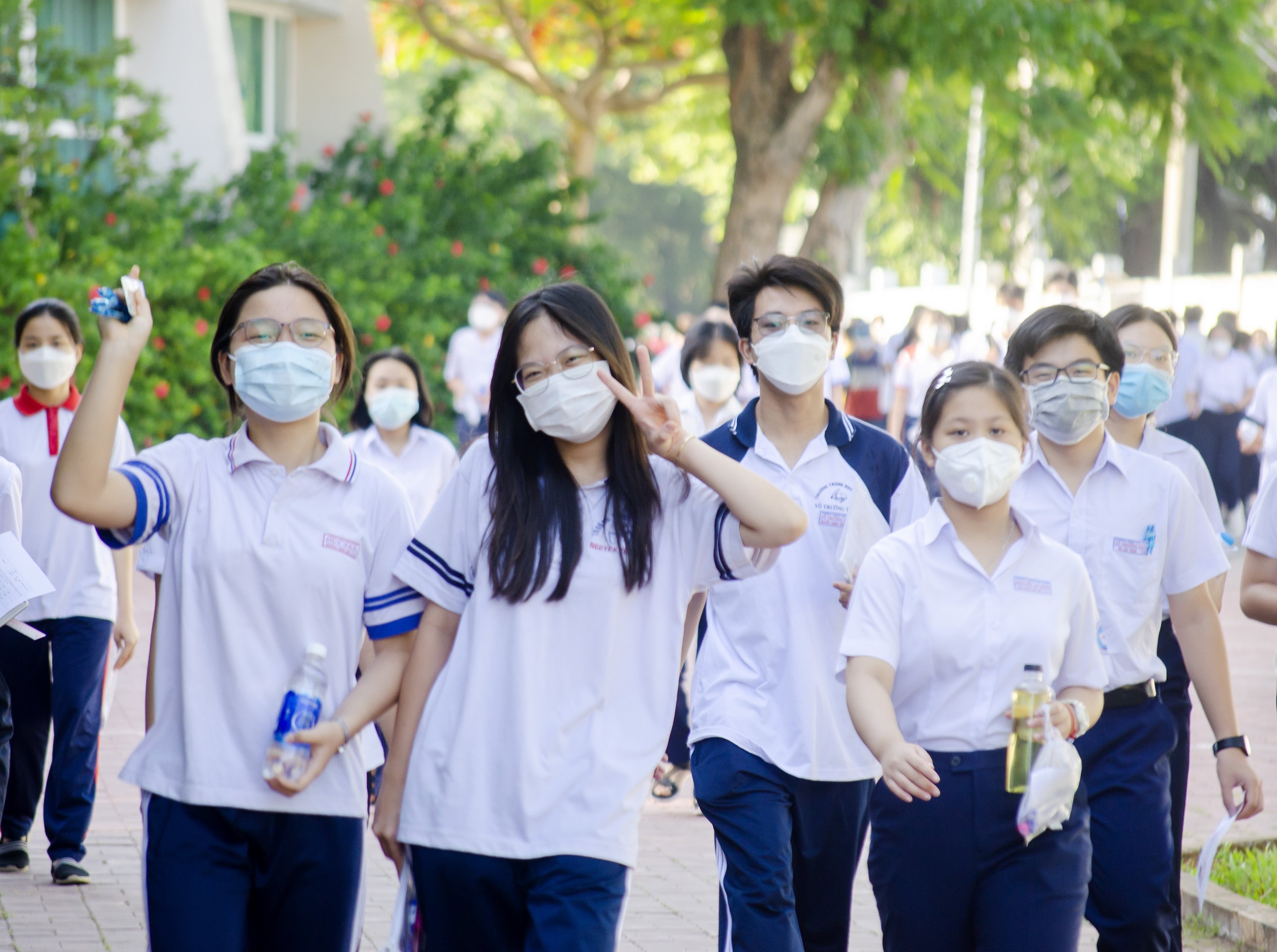 Thí sinh tự tin, phấn khởi bước vào ngày thi các môn chuyên tại điểm thi. Ảnh: BẢO KHÁNH