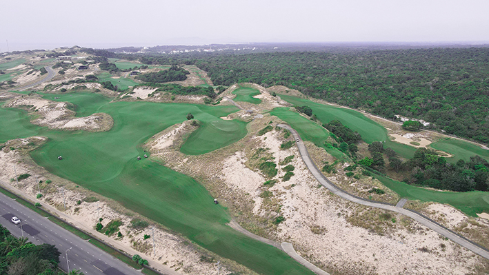 Sân golf 18 lỗ The Bluffs (huyện Xuyên Mộc) được đánh giá là một trong những sân đẹp nhất Việt Nam.