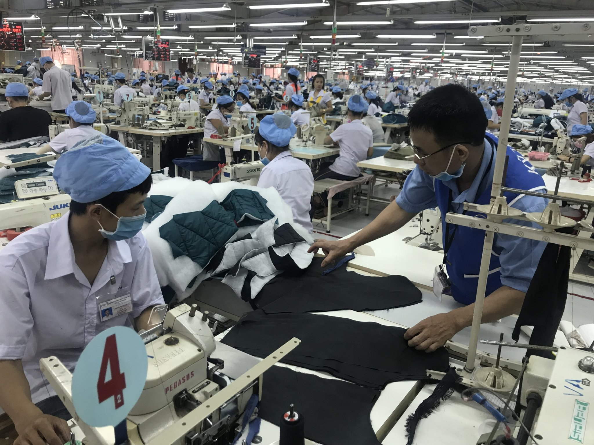 Theo Nghị định số: 38/2022/NĐ-CP, người sử dụng lao động hoạt động trong KCN, khu chế xuất nằm trên địa bàn có mức lương tối thiểu khác nhau thì áp dụng theo địa bàn có mức lương tối thiểu cao nhất. Trong ảnh: 