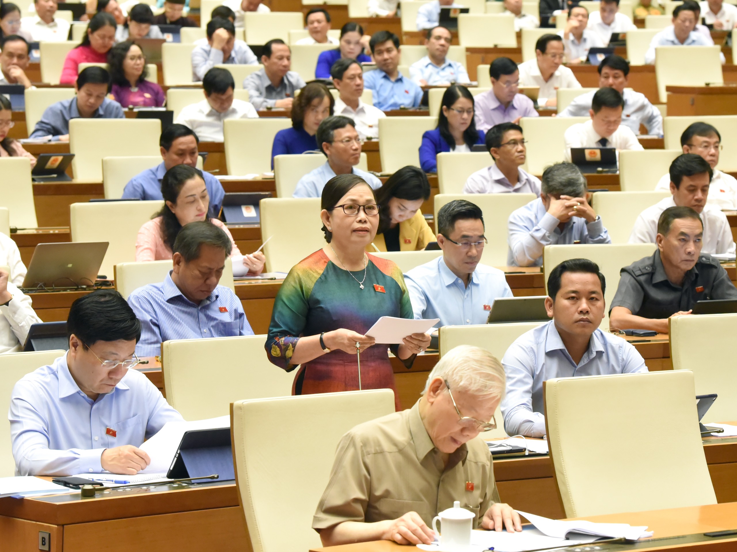 Đại biểu Nguyễn Thị Yến, Phó Bí thư Thường trực Tỉnh ủy, Trưởng Đoàn ĐBQH tỉnh Bà Rịa-Vũng Tàu phát biểu thảo luận về kinh tế-xã hội, sáng 1/6. Ảnh: CHÂU VŨ