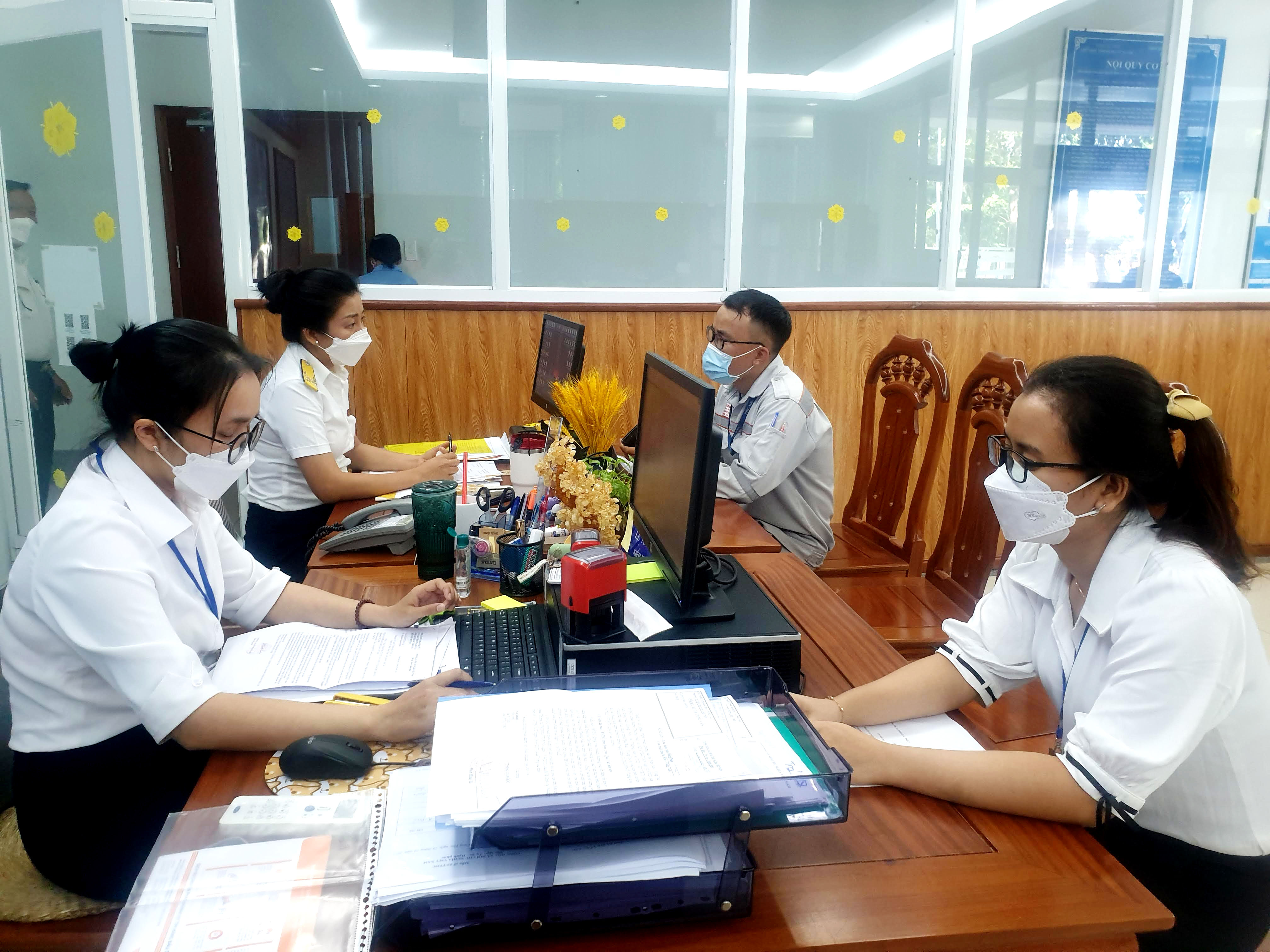 Người nộp thuế làm thủ tục thuế tại Bộ phận một cửa Cục Thuế tỉnh.