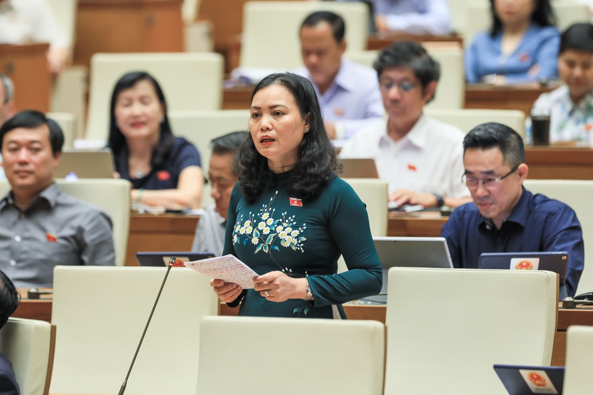 Đại biểu Huỳnh Thị Phúc, Phó Trưởng Đoàn ĐBQH tỉnh Bà Rịa-Vũng Tàu tranh luận với ý kiến việc bảo vệ hạnh phúc gia đình là trách nhiệm của phụ nữ trong phiên thảo luận về Dự án Luật Phòng, chống bạo lực gia đình (sửa đổi). Ảnh: CHÂU VŨ