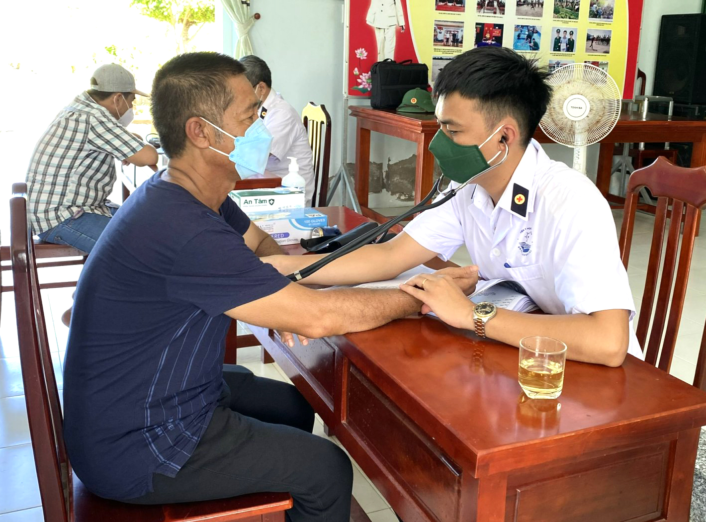 Cán bộ Quân y Vùng 2 Hải quân khám bệnh cho ngư dân tỉnh Bạc Liêu.