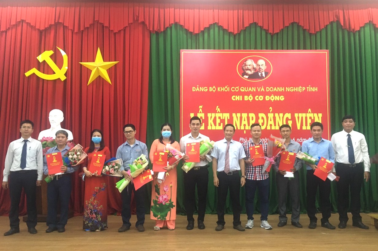 Ông Nguyễn Thanh Bình, Bí thư Chi bộ Cơ động (thứ 5 từ phải qua) (Đảng bộ Khối Cơ quan và Doanh nghiệp tỉnh) trao quyết định kết nạp Đảng cho các đảng viên mới vào ngày 10/6.