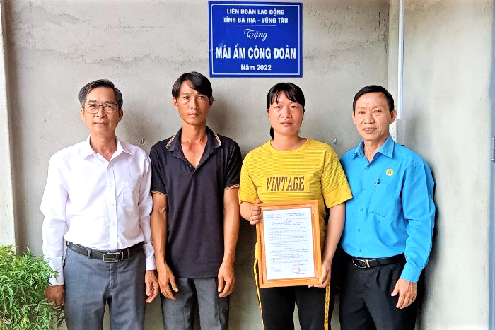 Ông Nguyễn Châu Trinh, Phó Chủ tịch LĐLĐ tỉnh trao quyết định cho gia đình chị Nguyễn  Thị Nhàn tại lễ bàn giao nhà.
