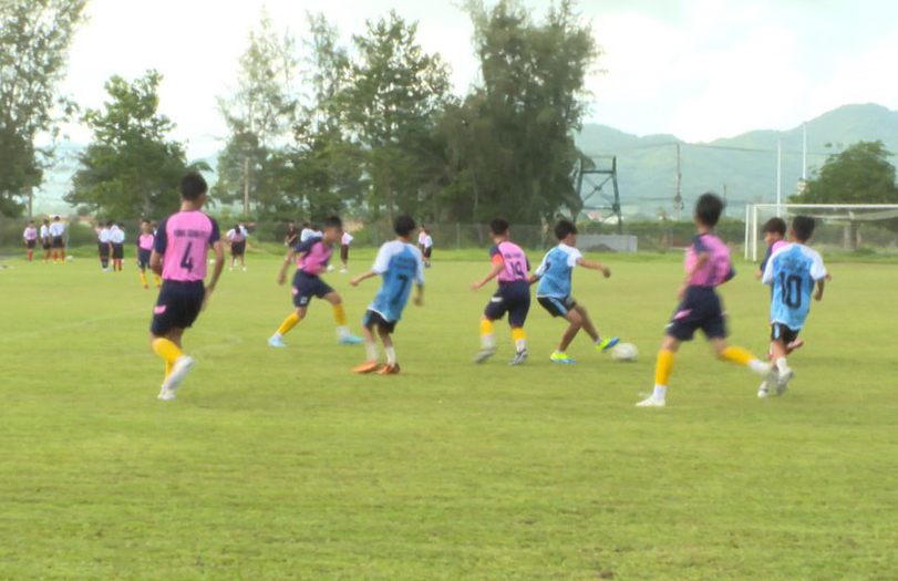 Trận đấu giữa đội U13 thị trấn Long Hải và U13 xã An Nhứt.