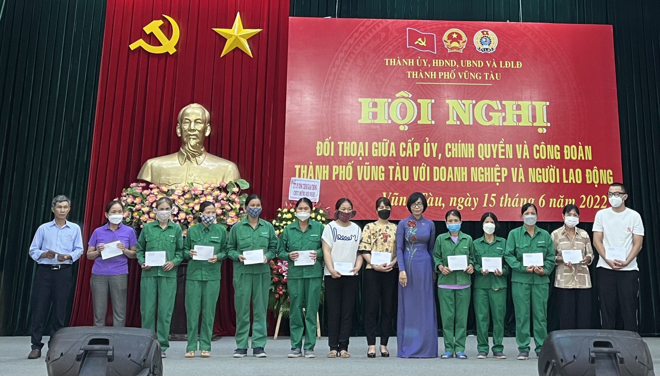 Bà Lê Thị Thanh Bình, Phó Bí thư Thành ủy TP.Vũng Tàu trao quà cho NLĐ khó khăn