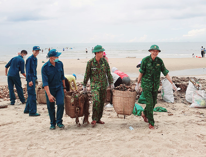 Cán bộ, chiến sĩ và đoàn viên thanh niên thu gom rác thải  đại dương trôi dạt vào bờ biển Thủy Tiên (TP. Vũng Tàu).