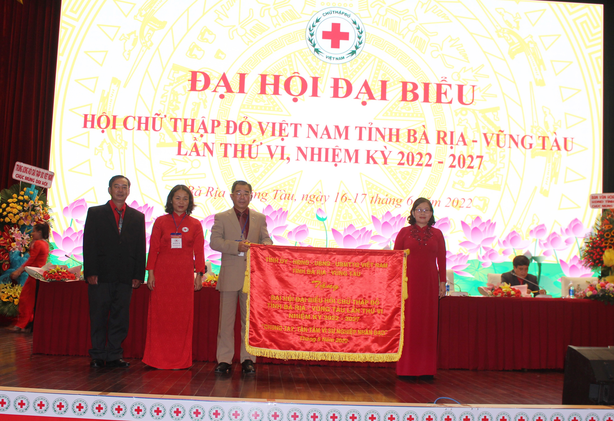 Bà Nguyễn Thị Yến, Phó Bí thư Thường trực Tỉnh ủy, Trưởng Đoàn ĐBQH tỉnh tặng bức trướng cho Hội CTĐ tỉnh nhiệm kỳ 2022-2027.