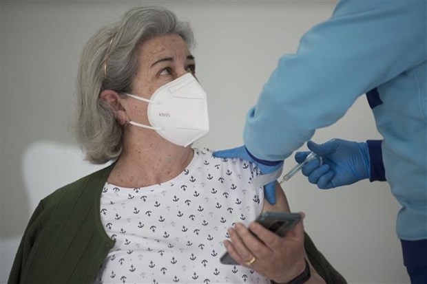 Nhân viên y tế tiêm vắc xin ngừa COVID-19  cho người dân tại thành phố Ronda (Tây Ban Nha).