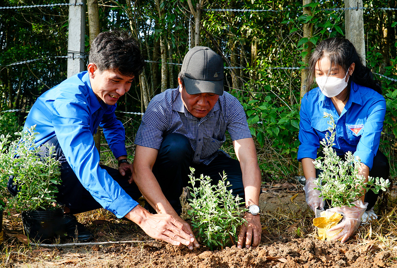 Ông Nguyễn Hữu Lộc (giữa), Phó Chủ tịch UBND huyện Xuyên Mộc cùng đoàn viên thanh niên Chi Đoàn Báo Bà Rịa-Vũng Tàu tham gia trồng cây. 