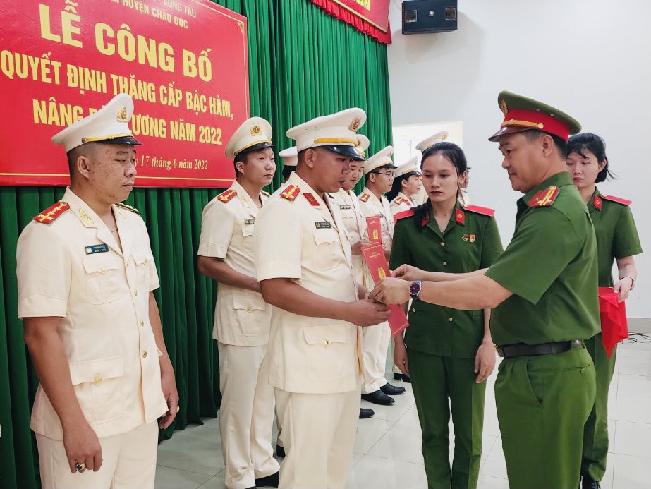 Thượng tá Nguyễn Nguyện Luân, Trưởng Công an huyện Châu Đức trao quyết định thăng cấp bậc hàm từ Thượng úy lên Đại úy cho cán bộ công an huyện.