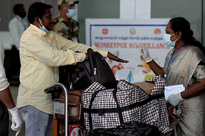 Nhân viên y tế kiểm tra các hành khách nhằm ngăn chặn sự lây lan của bệnh đậu mùa khỉ tại sân bay quốc tế ở Chennai, Ấn Độ.