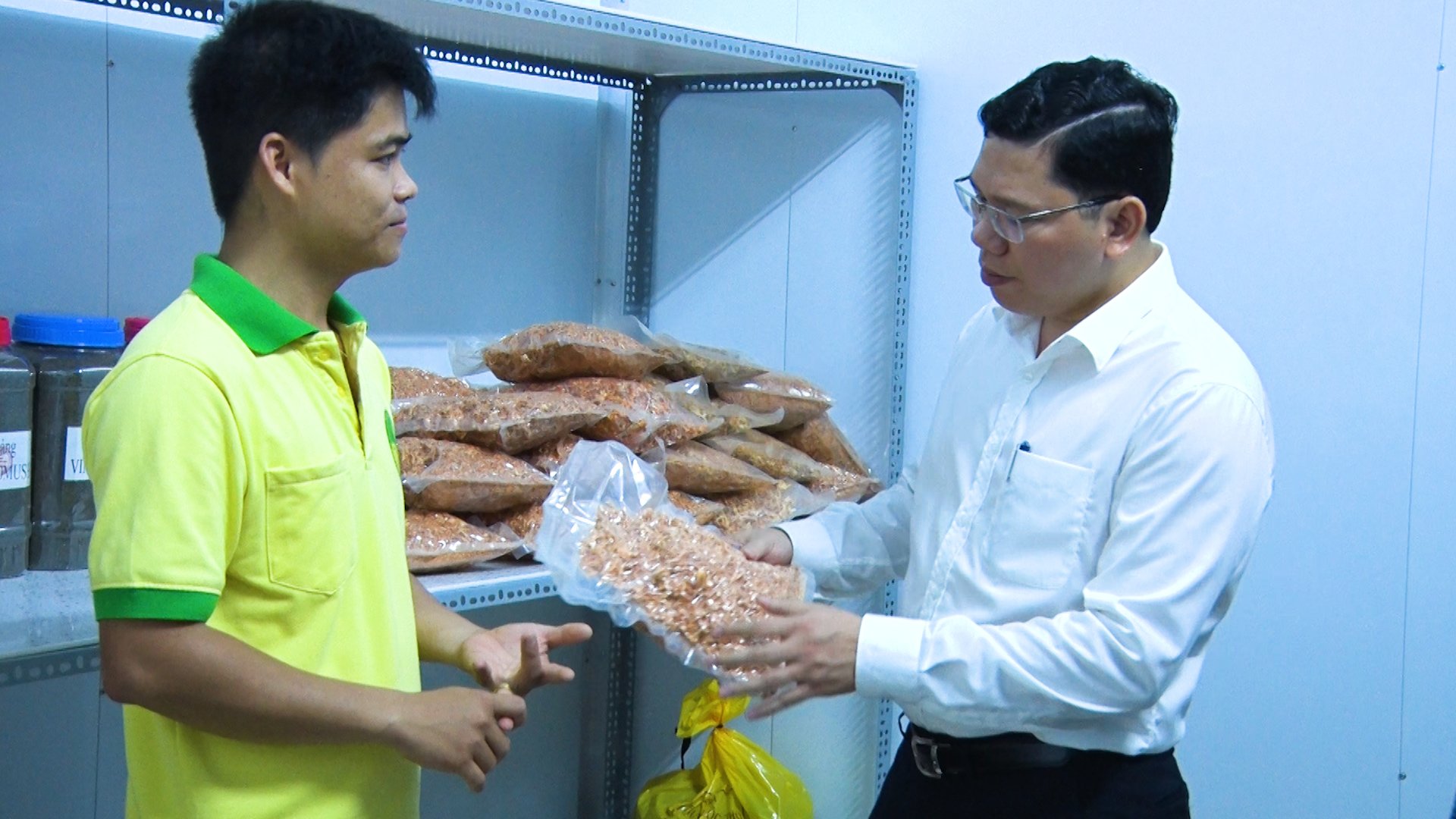 Ông Hoàng Nguyên Dinh (bìa phải), Chủ tịch UBND huyện Châu Đức tham quan cơ sở sản xuất đông trùng hạ thảo của Công ty TNHH Nấm sinh học Việt Nam tại xã Bàu Chinh (huyện Châu Đức). Ảnh: ĐINH HÙNG