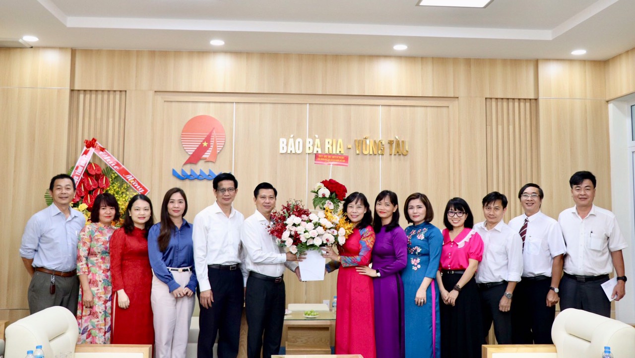 Ông Trần Văn Tuấn, Phó Chủ tịch UBND tỉnh tặng hoa chúc mừng Báo Bà Rịa-Vũng Tàu.