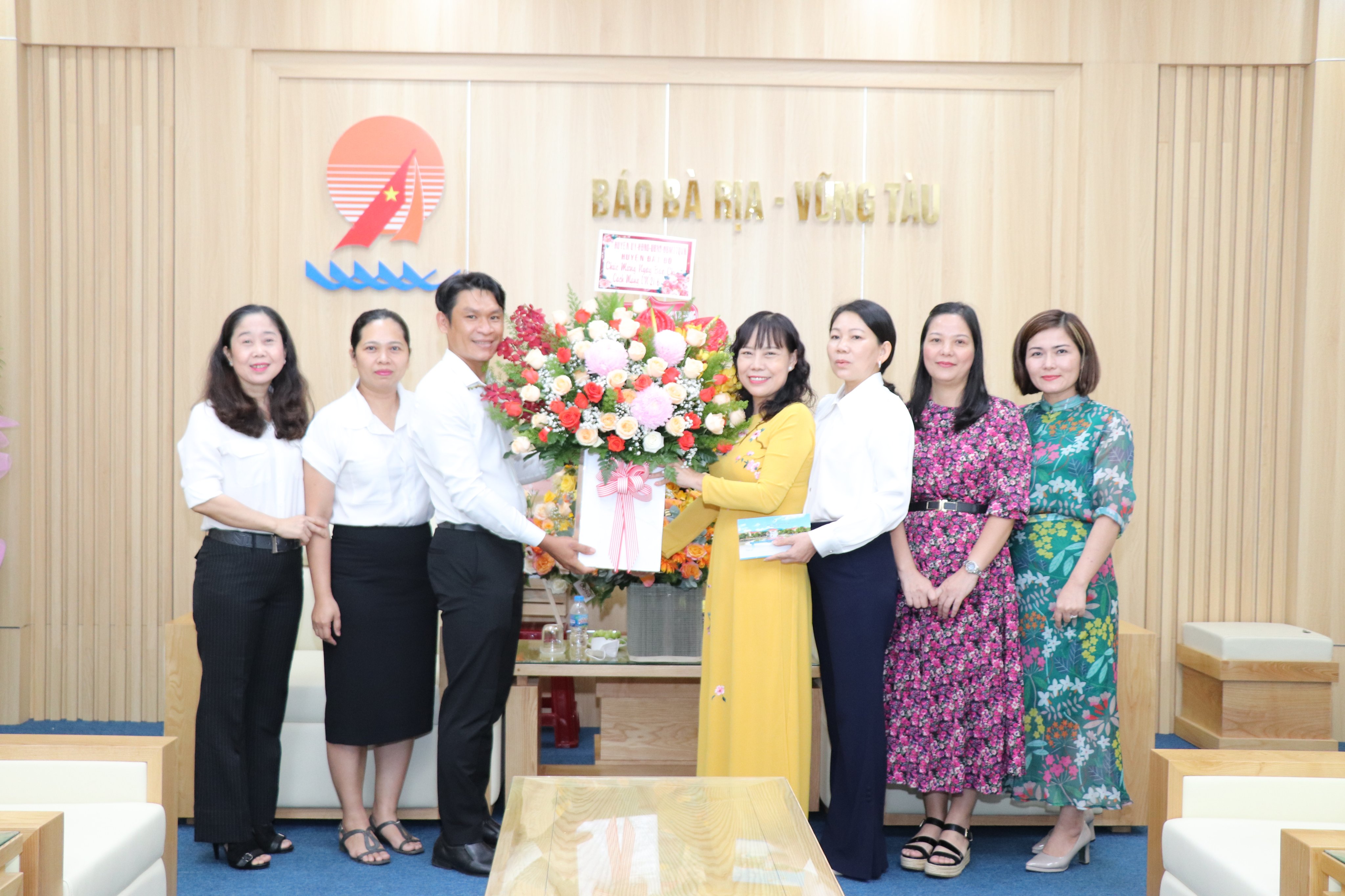 Đại diện lãnh đạo huyện Đất Đỏ thăm, chúc mừng Báo Bà Rịa-Vũng Tàu.