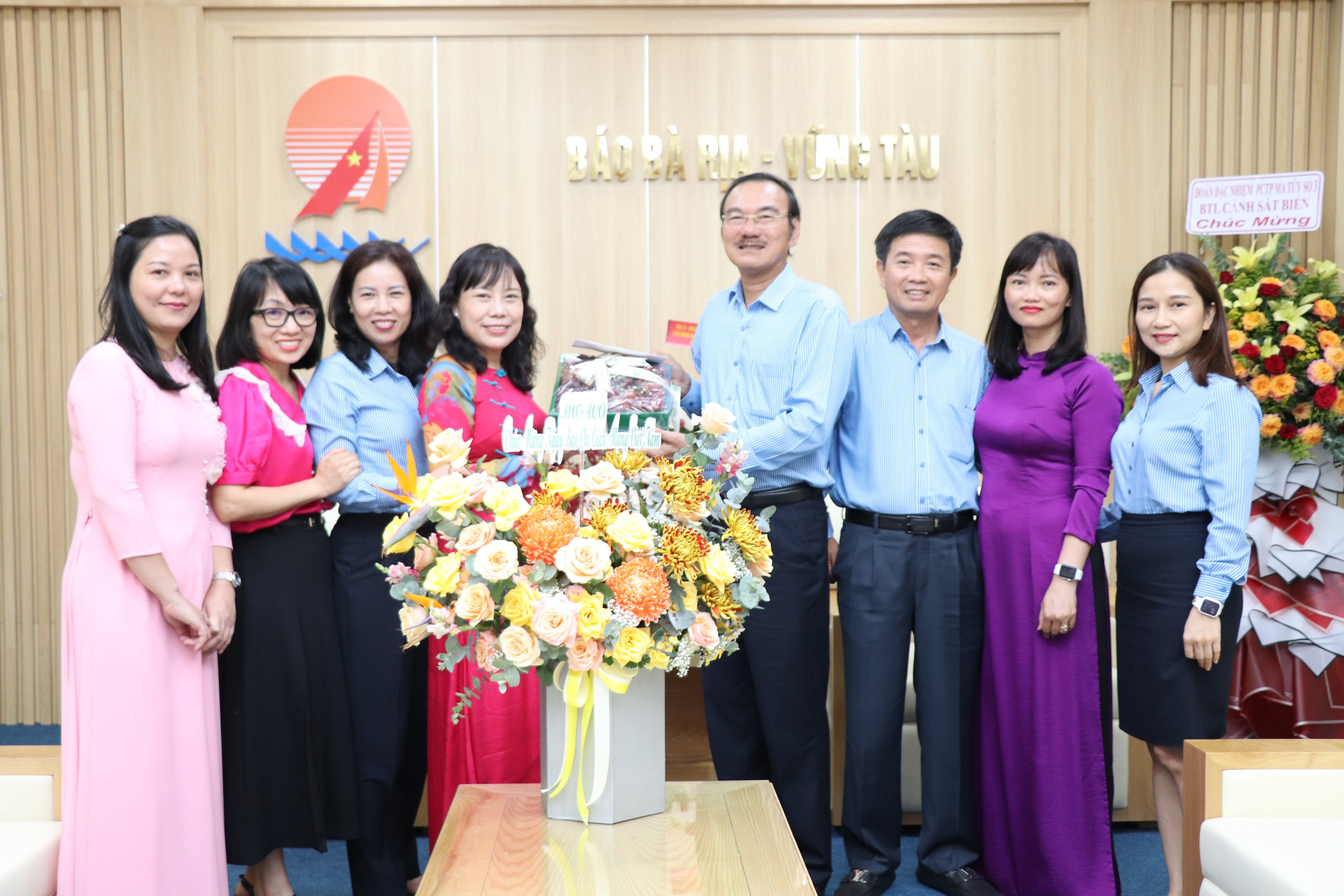 Công ty CP Cấp nước Bà Rịa-Vũng Tàu thăm, tặng hoa chúc mừng Báo Bà Rịa-Vũng Tàu.