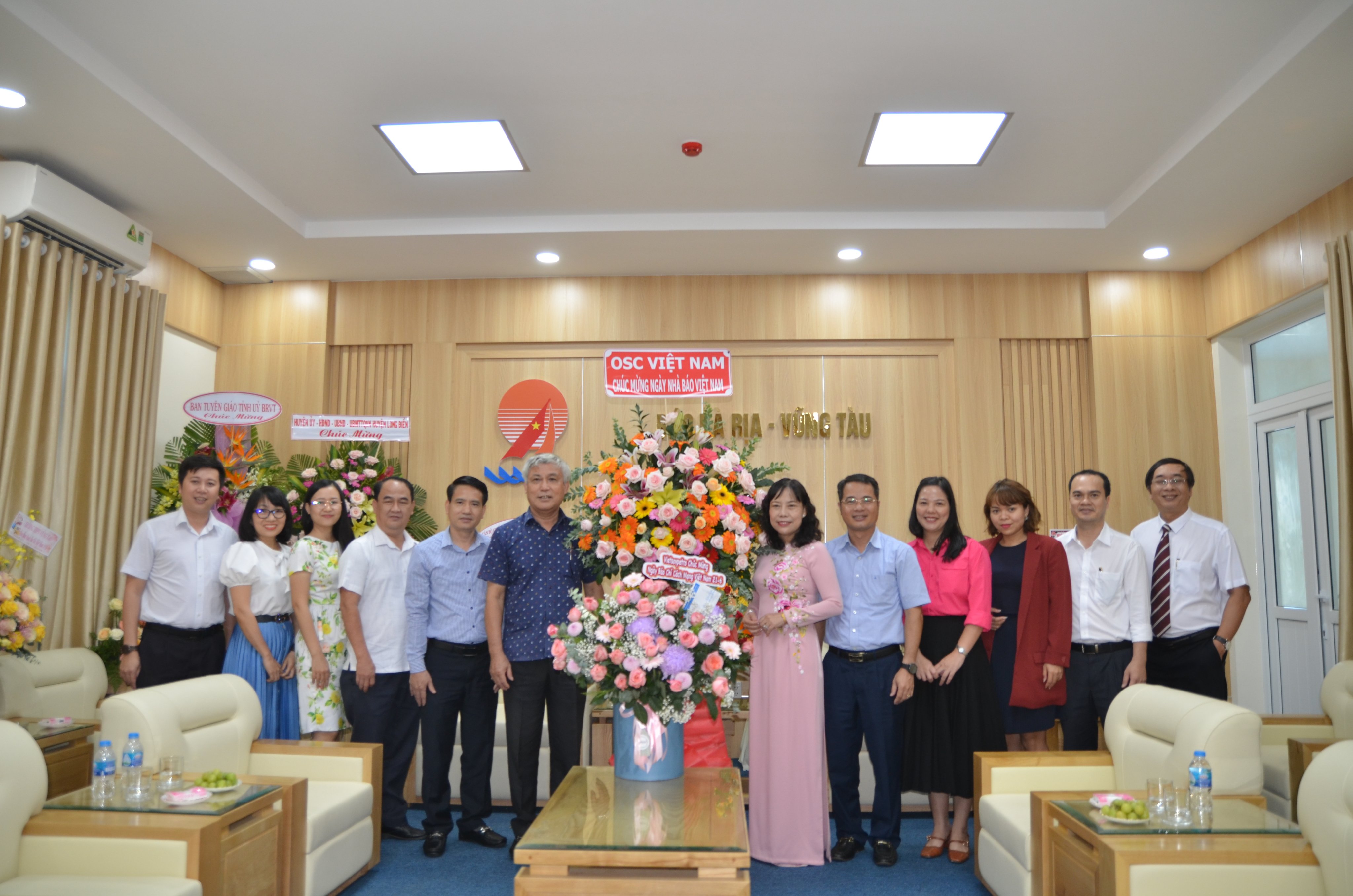 Lãnh đạo Công ty CP Du lịch Dịch vụ dấu khí Việt Nam và đại diện Liên doanh Việt-Nga Vietsovpetro tặng hoa chúc mừng Báo Bà Rịa-Vũng Tàu.