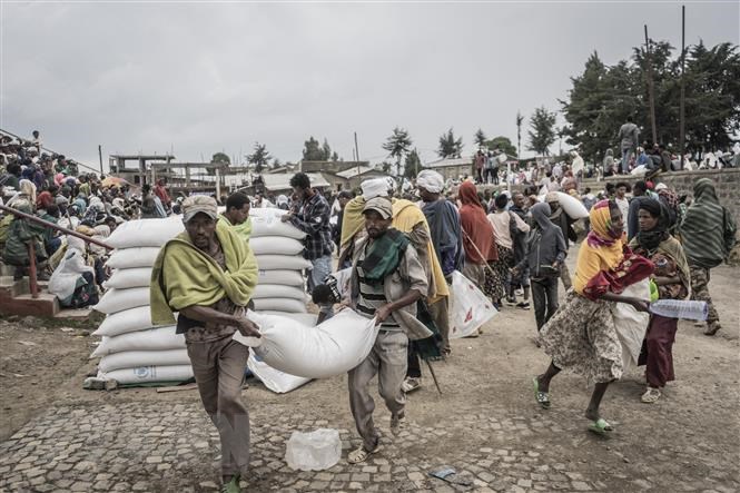 Phân phát lương thực cứu trợ của Chương trình Lương thực thế giới (WFP) cho người tị nạn ở Debark, Ethiopia ngày 15/9/2021.