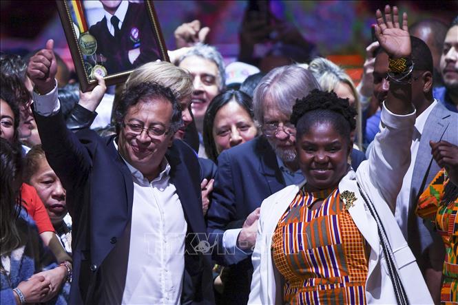 Thượng nghị sĩ Gustavo Petro (trái) cùng liên minh tranh cử, bà Francia Marquez bên những người ủng hộ sau khi kết quả bầu cử vòng hai Tổng thống Colombia được công bố, tại Bogota, ngày 19/6/2022.