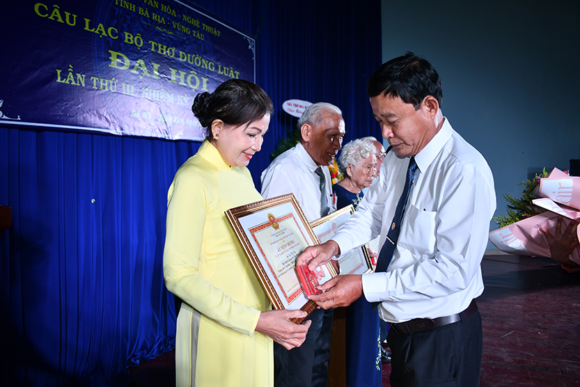 Ông Lương Thanh Tuyến, Phó Giám đốc Trung tâm VH-NT tỉnh trao Kỷ niệm chương của Bộ VH-TT-DL cho hội viên CLB  Thơ Đường Luật BR-VT.