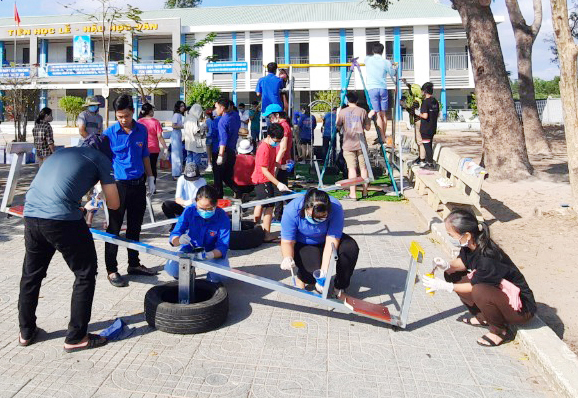 Đoàn viên thanh niên thực hiện công trình khu vui chơi thiếu nhi tại Trường TH Văn Lang, TX. Phú Mỹ.