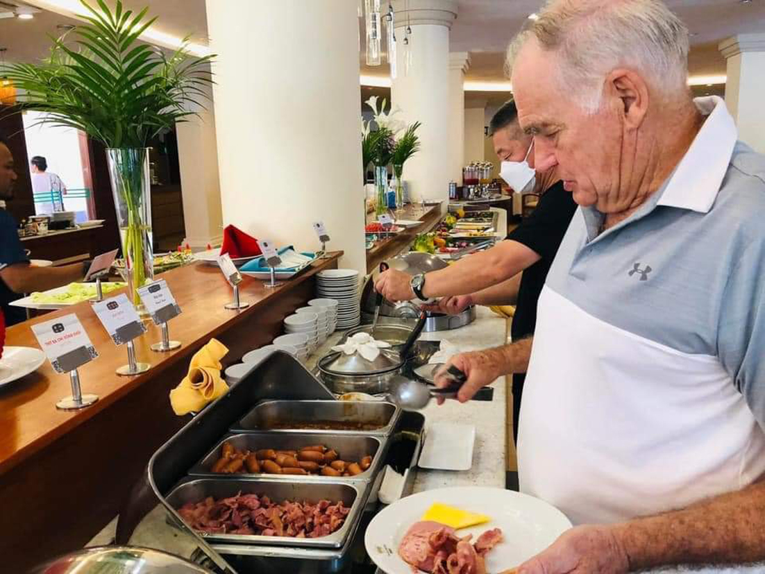 Du khách ăn buffet sáng tại cụm khách sạn Grand-Palace.