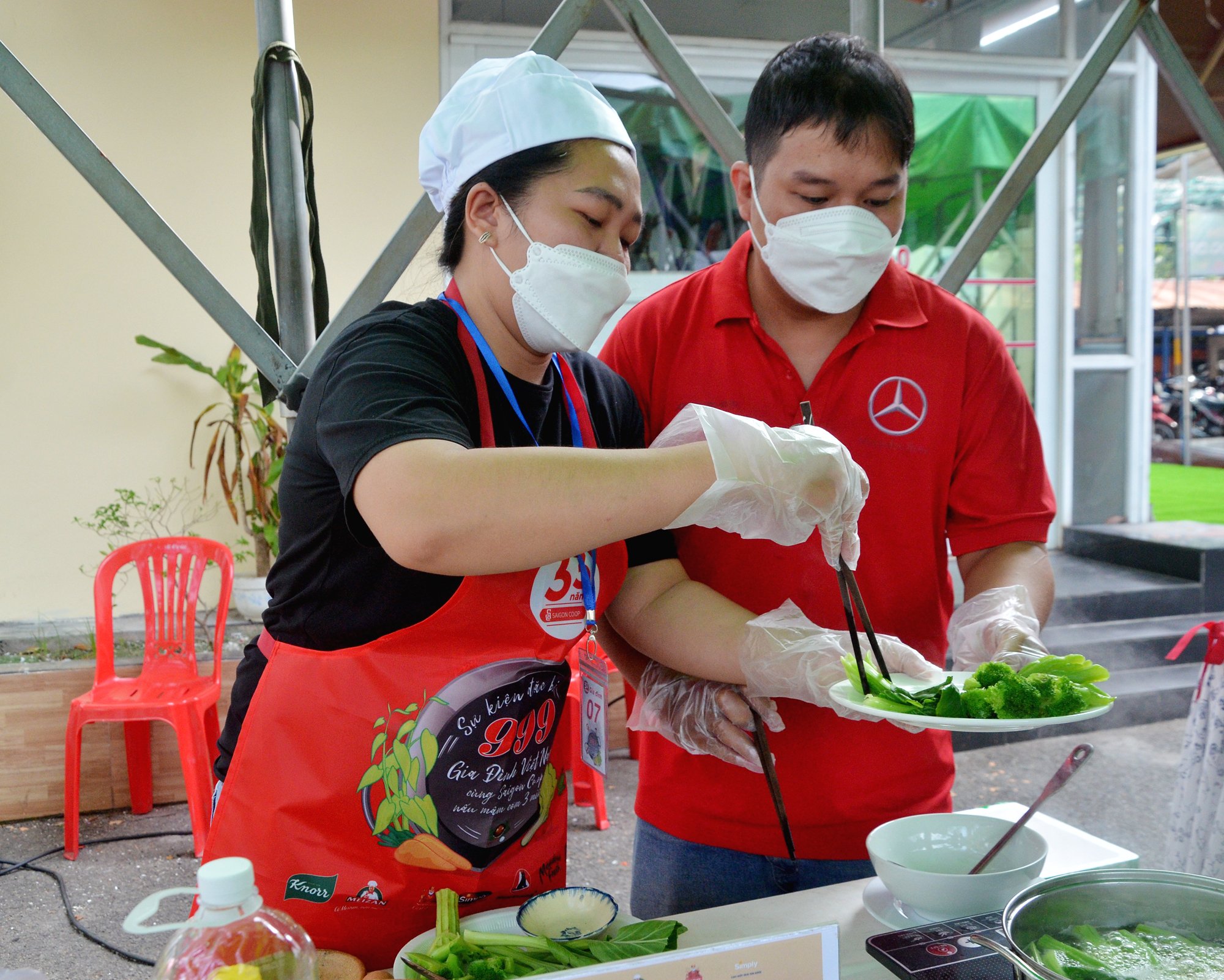 Anh Đinh Đức Thịnh - chị Võ Thị Hồng Vân (phường Kim Dinh, TP. Bà Rịa) tham gia nấu bữa cơm gia đình tại Co.op Mart Bà Rịa.