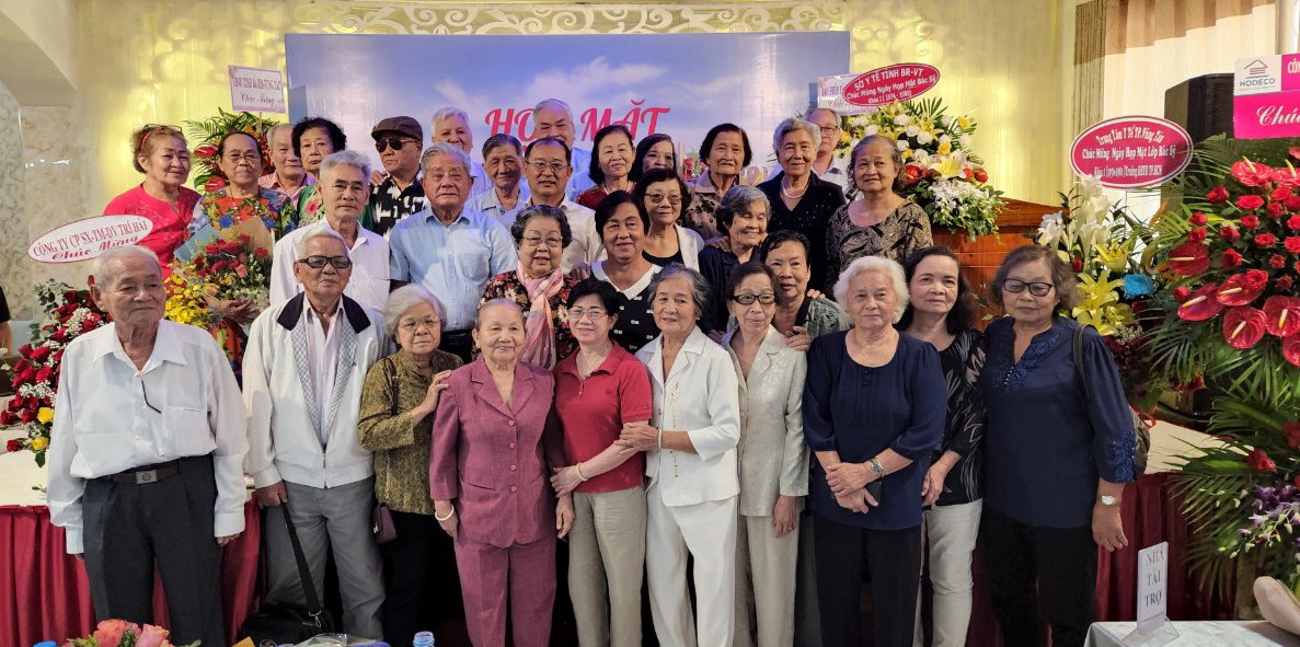 Các cựu sinh viên lớp Bác sĩ y khoa khóa I, Trường ĐH Y dược TP. Hồ Chí Minh chụp hình lưu niệm tại buổi họp mặt.