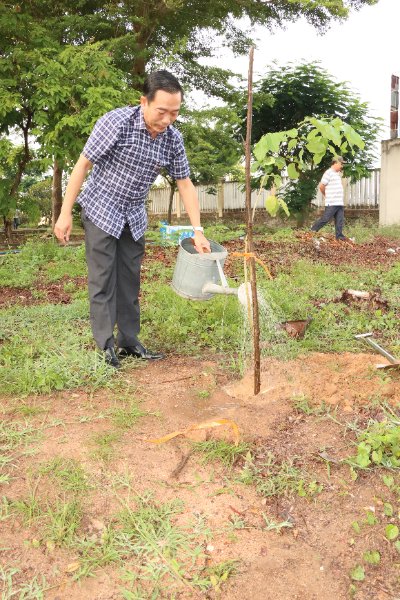 Ông Lê Văn Hòa, Bí thư Huyện ủy Đất Đỏ tham gia trồng cây tại lễ phát động. Ảnh: Minh Tài.
