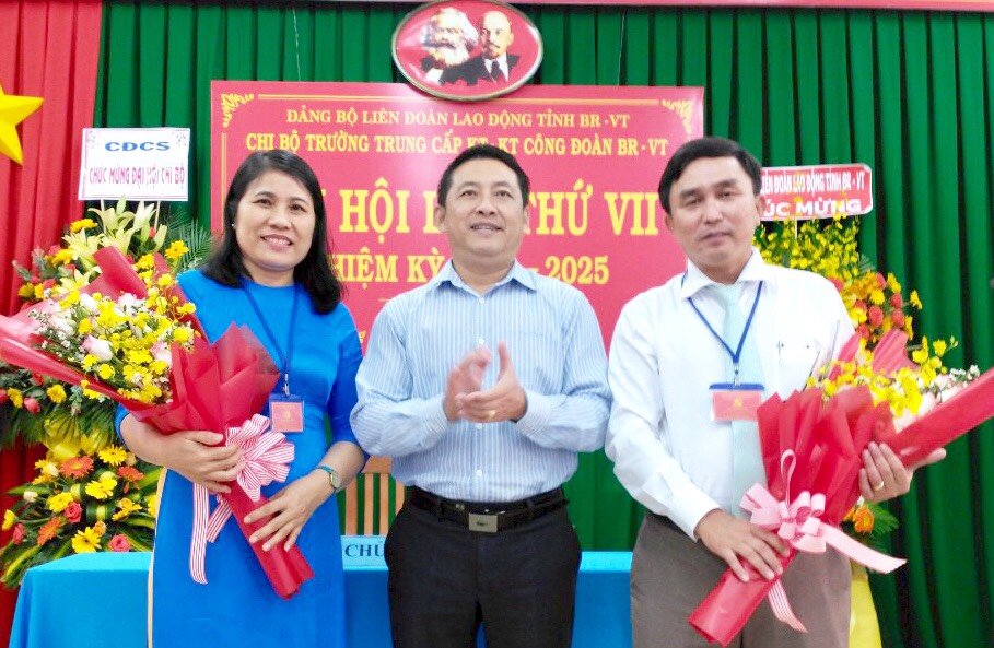 Ông Huỳnh Sơn Tuấn, Bí thư Đảng ủy, Chủ tịch LĐLĐ tỉnh tặng hoa chúc mừng BCH Chi bộ.