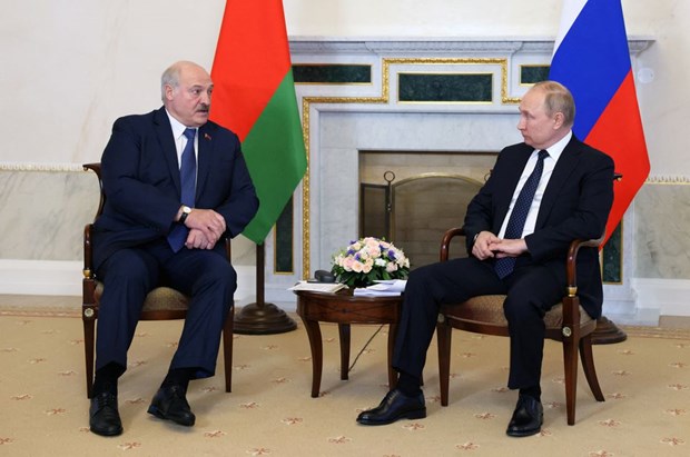 Tổng thống Nga Vladimir Putin (phải) và người đồng cấp Belarus Alexander Lukashenko.