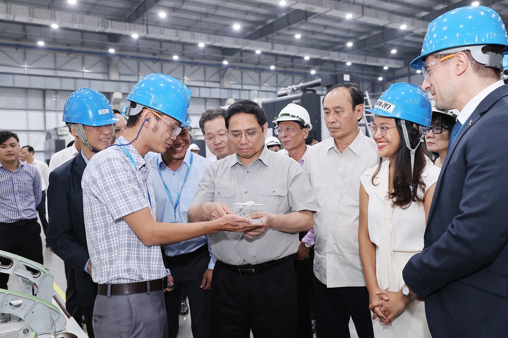 Thủ tướng Phạm Minh Chính thăm nhà máy sản xuất linh kiện hàng không vũ trụ UAC, Hoa Kỳ.  Ảnh: DƯƠNG GIANG
