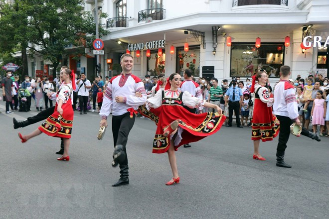 Đoàn nghệ sĩ Nga biểu diễn tại lễ hội. 