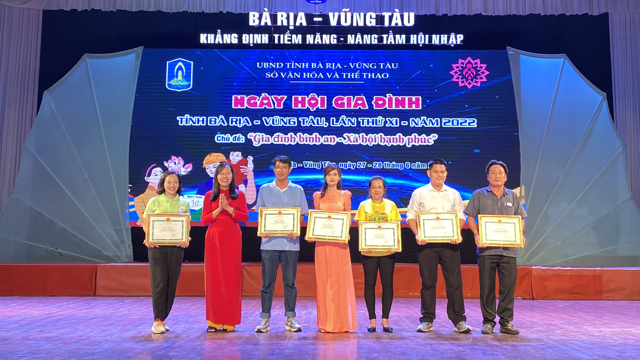 Bà Nguyễn Thị Ánh Hồng, Phó GĐ Sở VH-TT trao giải toàn đoàn cho các đơn vị