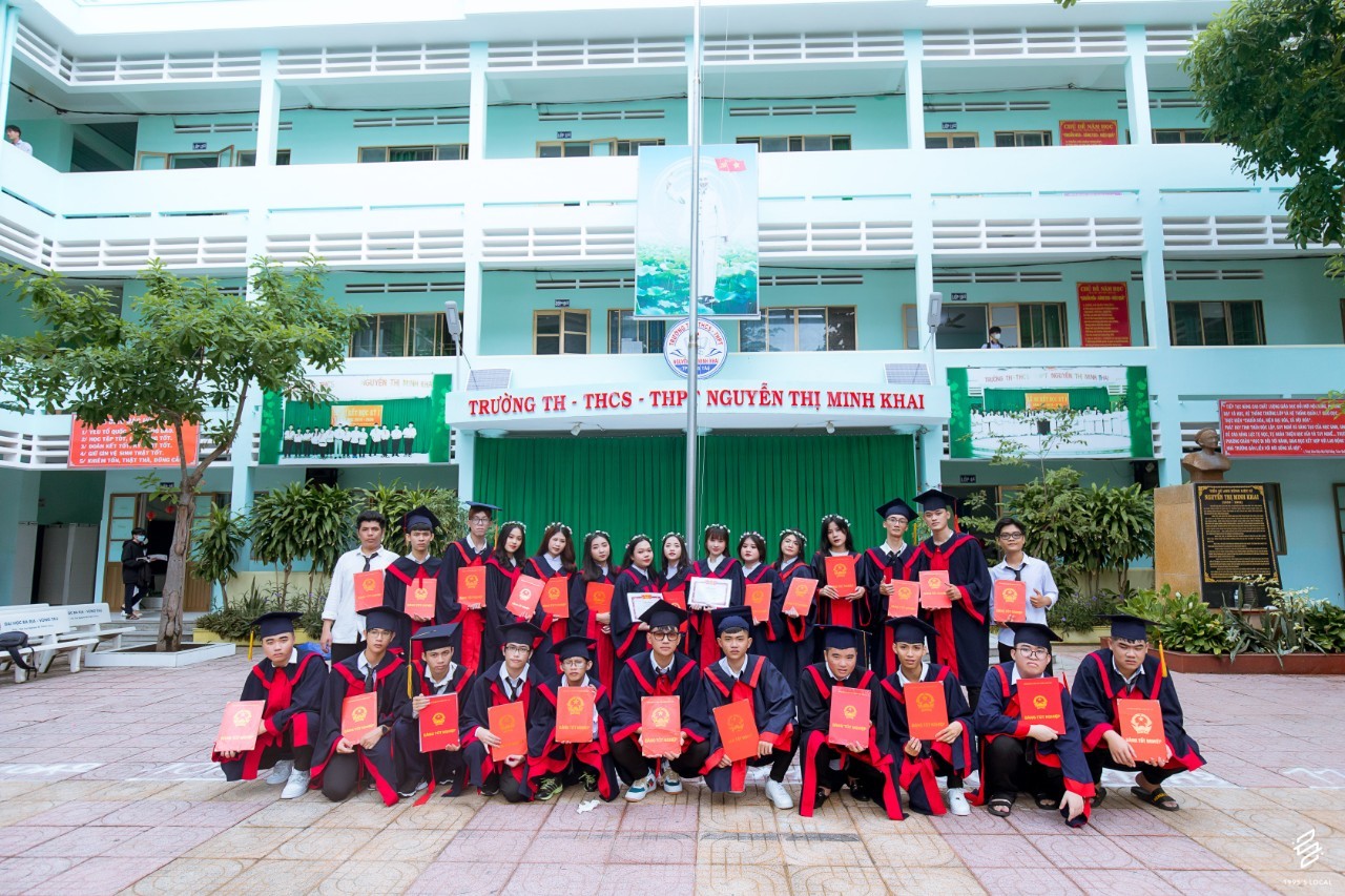 Theo học tại các trường THPT tư thục, HS được học chương trình như trong các trường THPT công lập, được xét tuyển CĐ-ĐH sau khi tốt nghiệp.  Trong ảnh: HS Trường THPT Nguyễn Thị Minh Khai trong lễ tốt nghiệp.