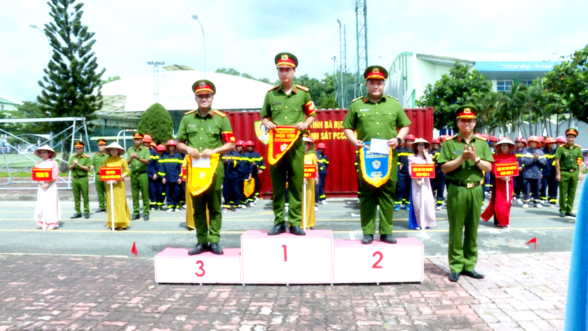 Đại tá Nguyễn Anh Hùng, Phó Giám đốc Công an tỉnh trao giải  cho các đội đoạt giải.