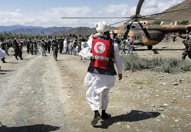 Trực thăng của quân đội Taliban hạ cánh xuống huyện Barmal để chuyển những người bị thương nặng đi Kabul.
