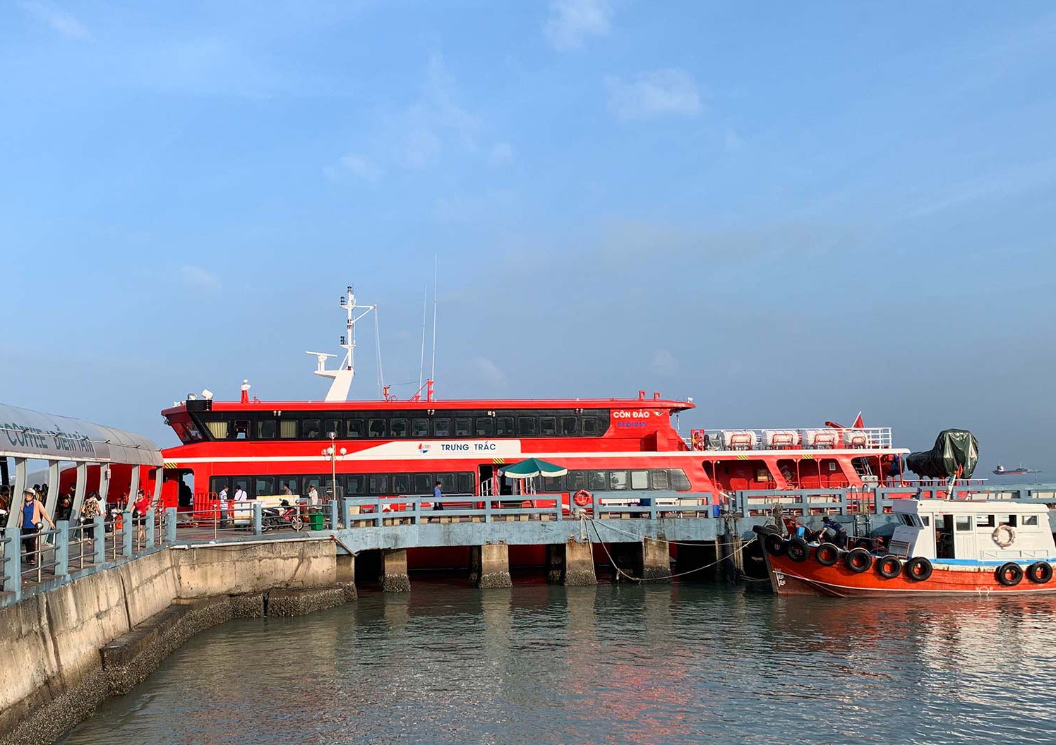 Tàu cao tốc của Công CP tàu cao tốc Phú Quốc hoạt động tuyến Vũng Tàu - Côn Đảo tại bến Cầu Đá (TP. Vũng Tàu).