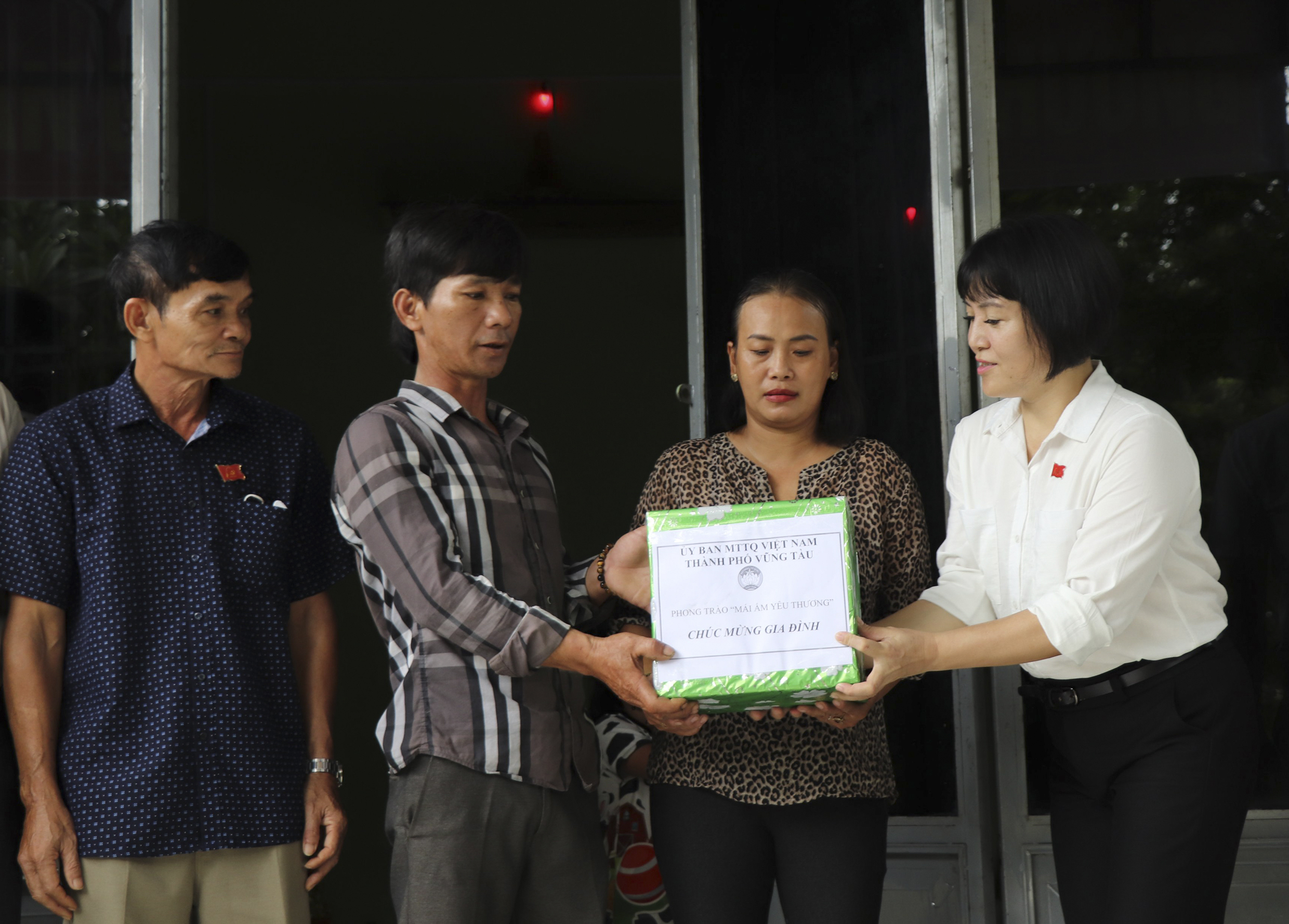 Bà Mai Ngọc Oanh, Chủ tịch UBMTTQ Việt Nam TP. Vũng Tàu tặng quà cho gia đình ông Lê Minh Quốc (thôn 2, xã Long Sơn).