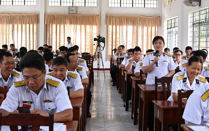 Cán bộ, chiến sĩ Trung tâm Bảo đảm kỹ thuật Vùng 2 Hải quân phát biểu tại buổi đối thoại dân chủ với  lãnh đạo Vùng.