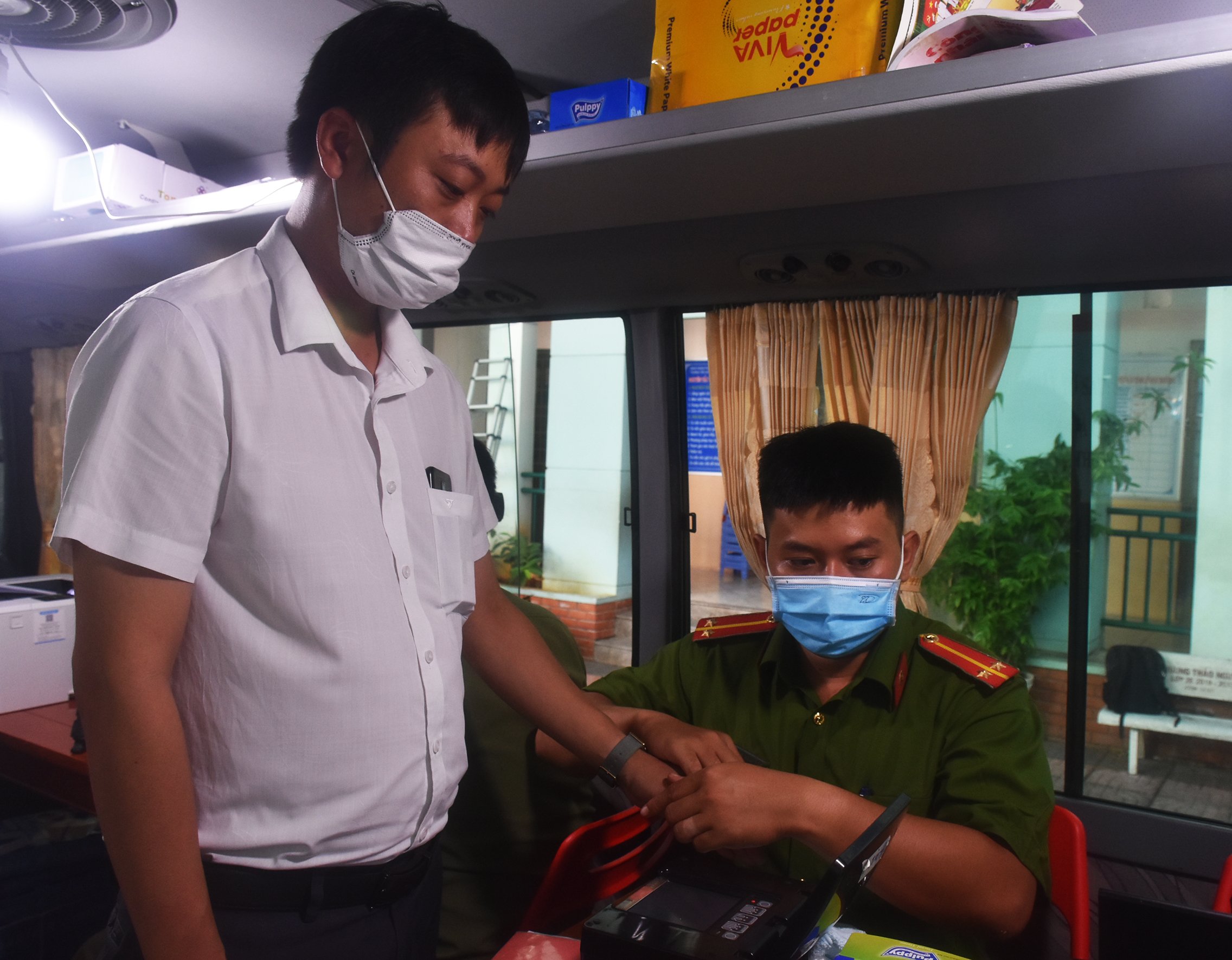 Công an TP.Vũng Tàu làm CCCD gắn chip lưu động cho người dân. Ảnh: TRÍ NHÂN