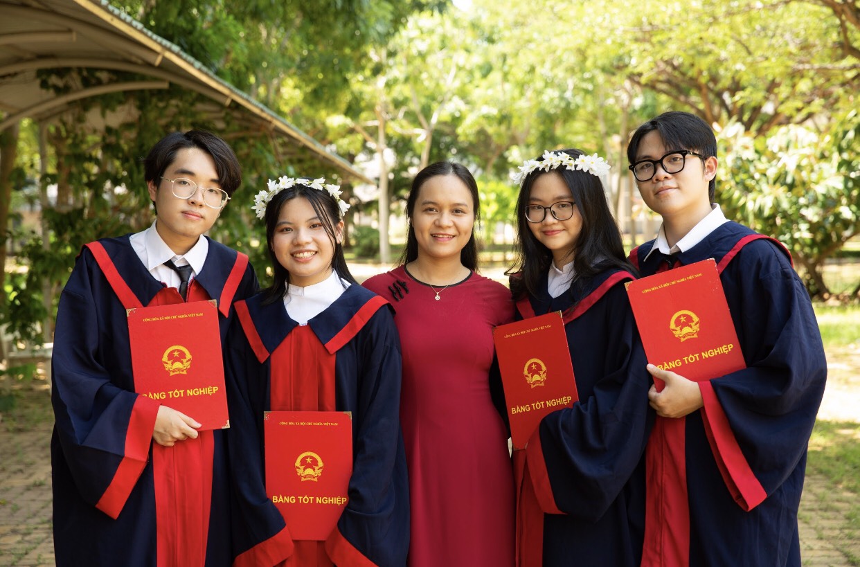 Trần Linh Chi (thứ 2 từ phải qua), Thủ khoa của tỉnh trong kỳ thi tốt nghiệp THPT năm 2021, hiện là SV ngành Tâm lý học, Trường ĐH Fordham (Mỹ).