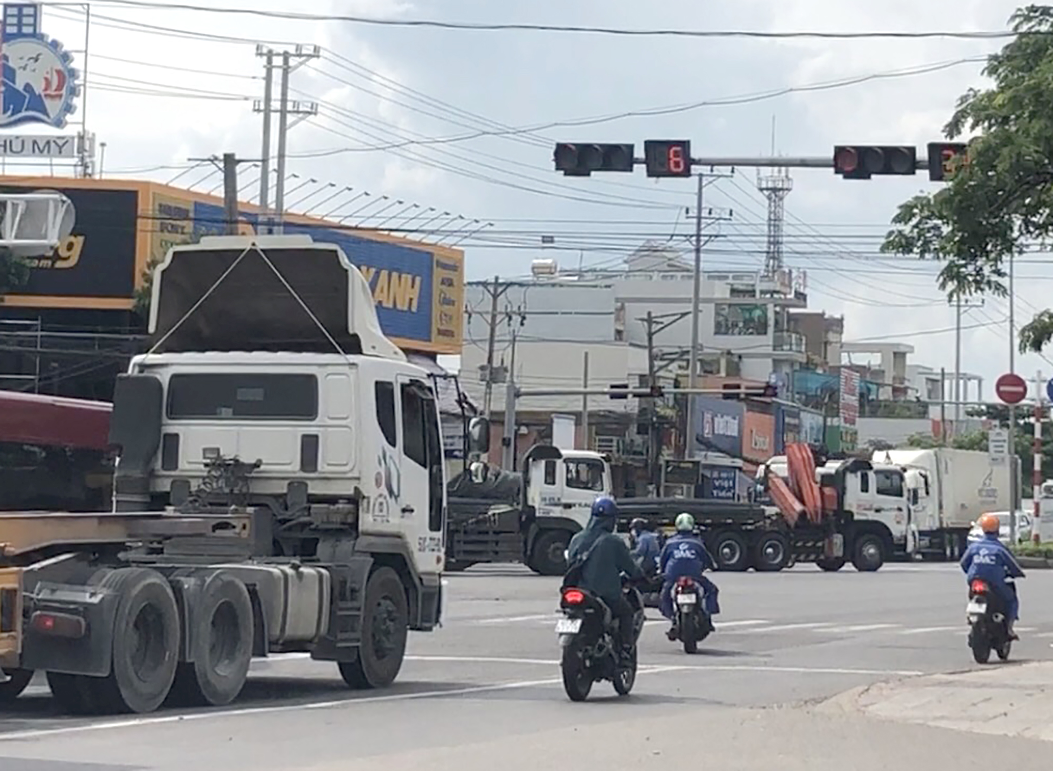 Người điều khiển xe máy rẽ trái khi đèn tín hiệu giao thông đang đỏ  tại ngã ba Phú Mỹ (TX. Phú Mỹ).