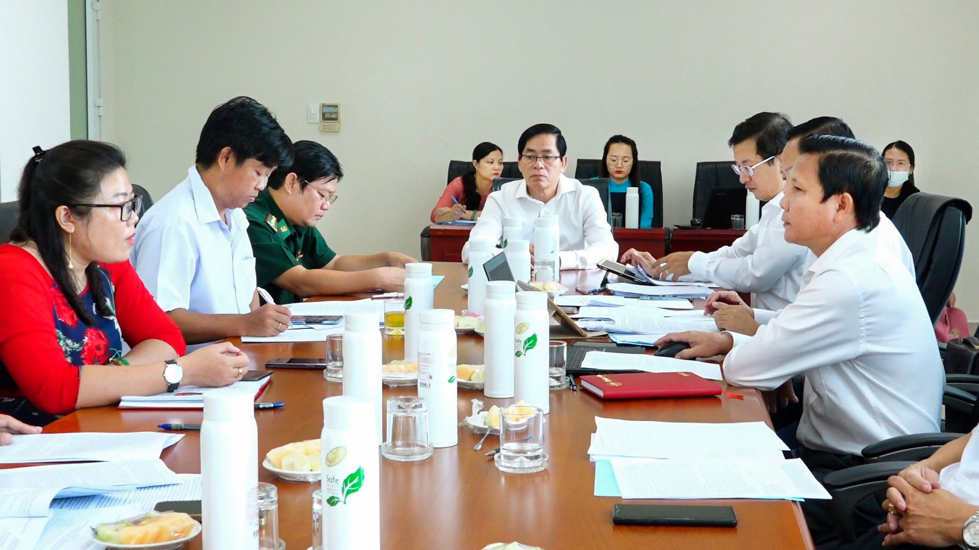 Ông Phạm Viết Thanh, Ủy viên Trung ương Đảng, Bí thư Tỉnh ủy, Chủ tịch HĐND tỉnh tham dự thảo luận tại Tổ số 2. Ảnh: CẨM NHUNG