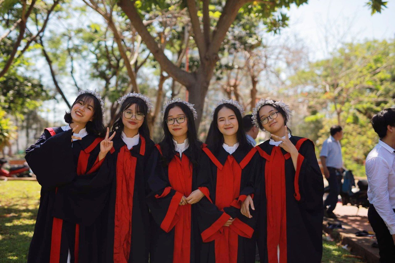 Chu Hà Như Khánh (thứ 2 từ trái qua) là Thủ khoa của Trường THPT Vũng Tàu và Á khoa toàn tỉnh trong kỳ thi tốt nghiệp THPT năm 2021.